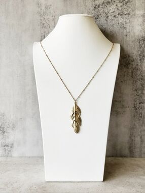 Romolo NWT Munroe Gold Tone Metal Feather Pendant Chain Necklace 30 Inches